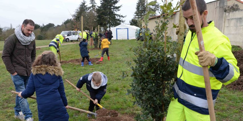 Plantations de 45 arbres avec les élèves de CP de l’école La Bourie.